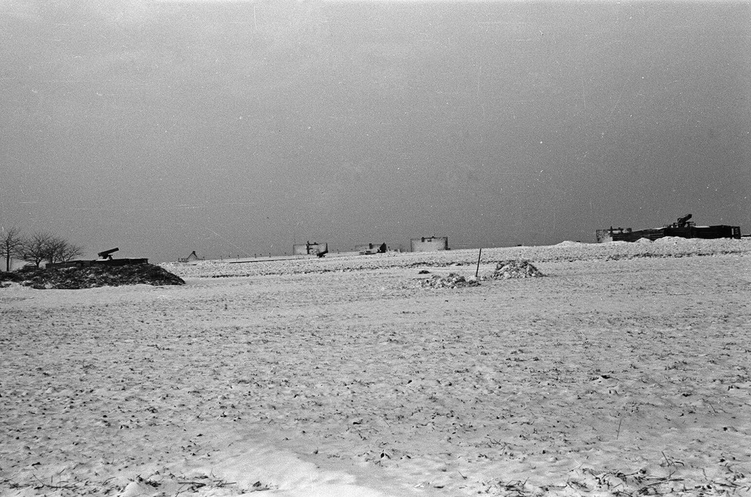 Flakstellung auf dem Feld zwischen Hutbergstraße und Rochwitzer Straße, um 1943. Foto: Sammlung Karl Richter