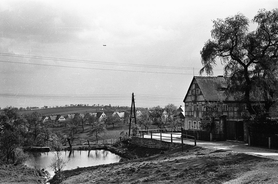 Blick vom Rochwitzer Dorfplatz zum Dorfteich, dem Bauerngut Gierth (rechts, in den 1960er Jahren abgerissen) und der 1936 erbauten Siedlung Oberrochwitz. Foto: Sammlung Karl Richter