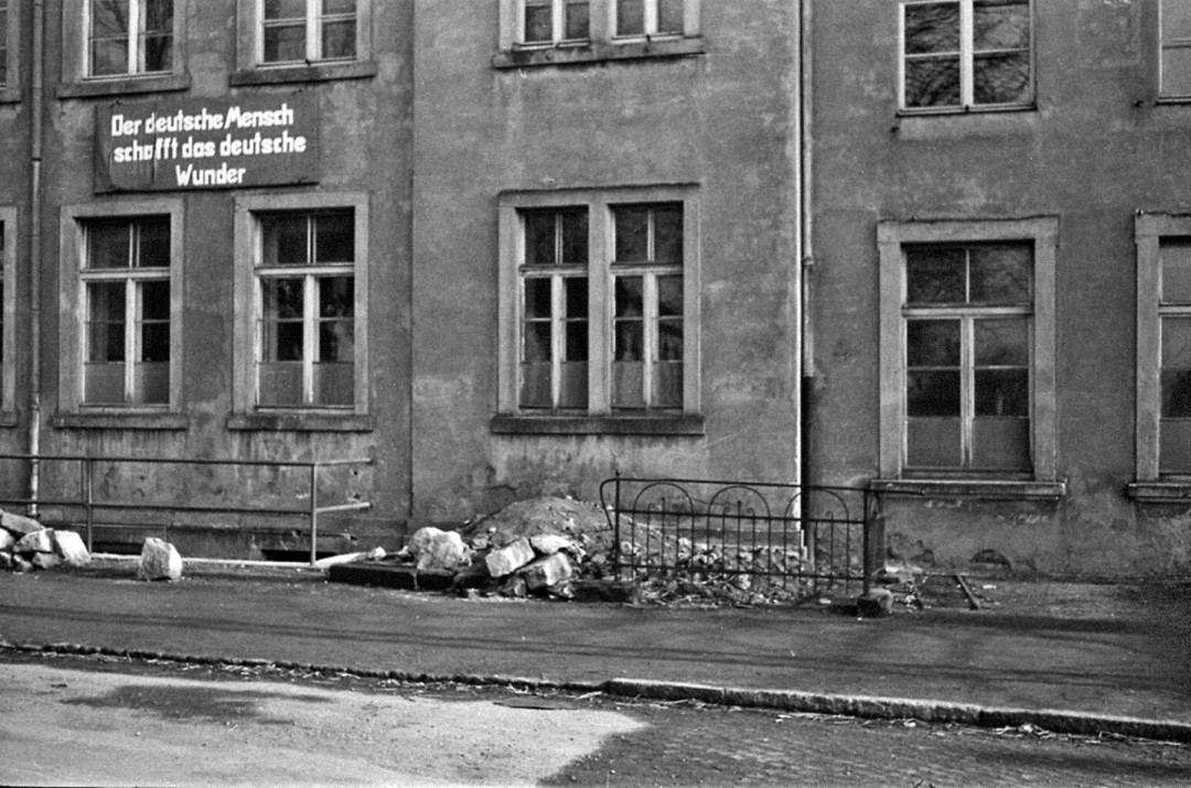 Die 61. Grundschule von Rochwitz in einem recht bedauernswerten Zustand. Hat sich das Warten auf das „Deutsche Wunder“ bis in unsere Tage ausgezahlt? Foto: Karl Richter 