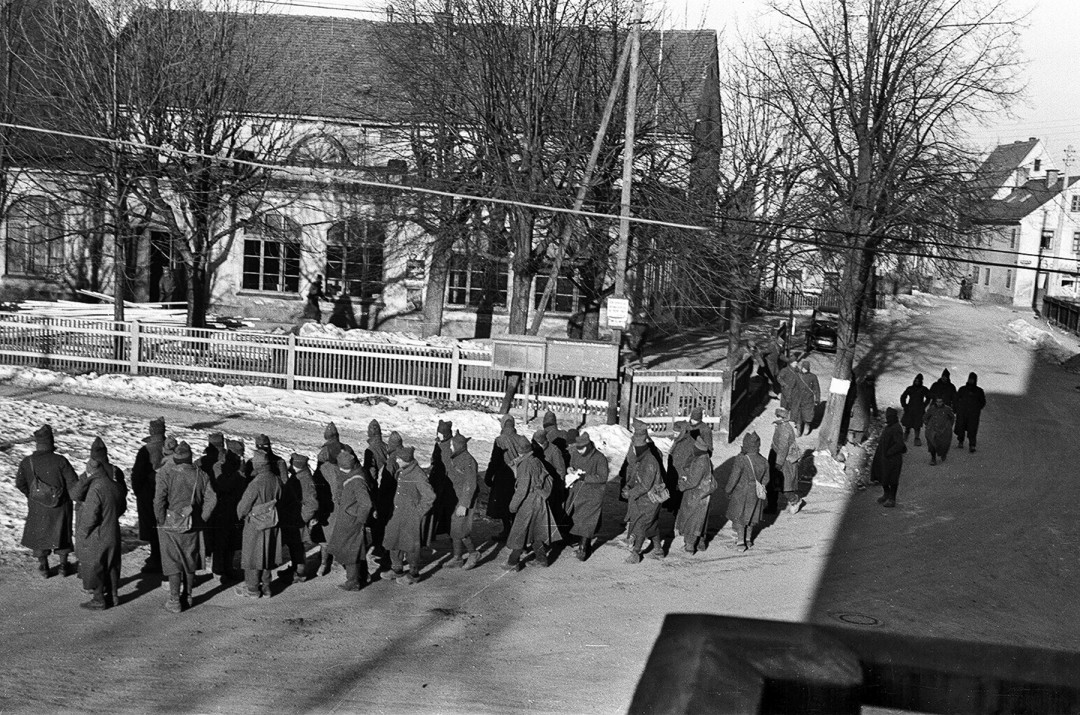 Französische Kriegsgefangene vor dem Ballsaal auf dem Weg zu Arbeitseinsätzen in der Umgebung.  Foto: Sammlung Karl Richter