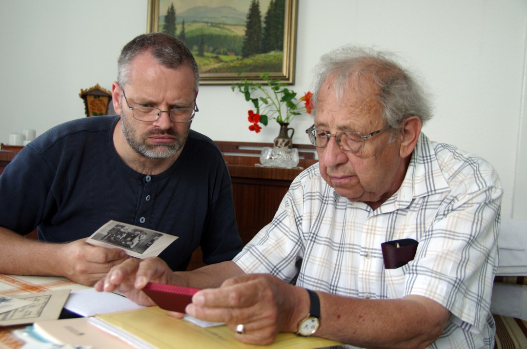 Tilmann Deutscher und Karl Richter bei der Auswahl des Bildmaterials für diesen Artikel.  Foto: Jürgen Frohse