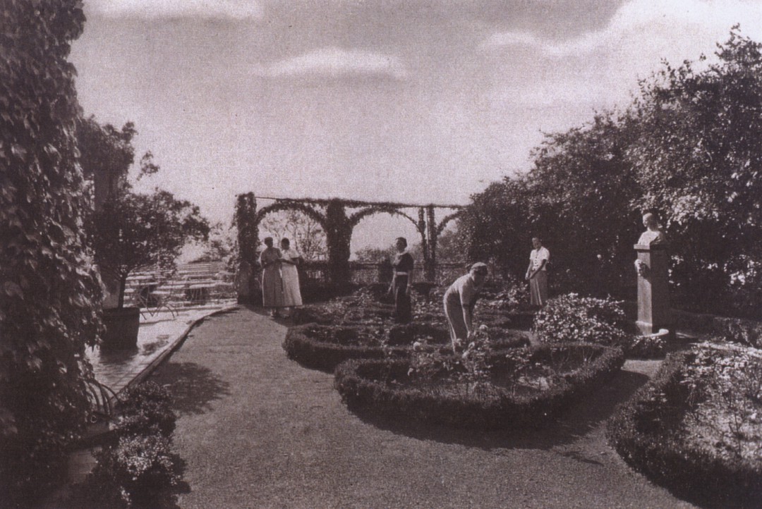 Napoleon-Stele (re.) im Rosengarten des Hauses „Waldwinkel/Heim für höhere Töchter“ (der heutigen „Villa Tiberius“) auf dem Erckelschen Weinberg, um 1930. Foto: Sammlung Eberhard Münzner 