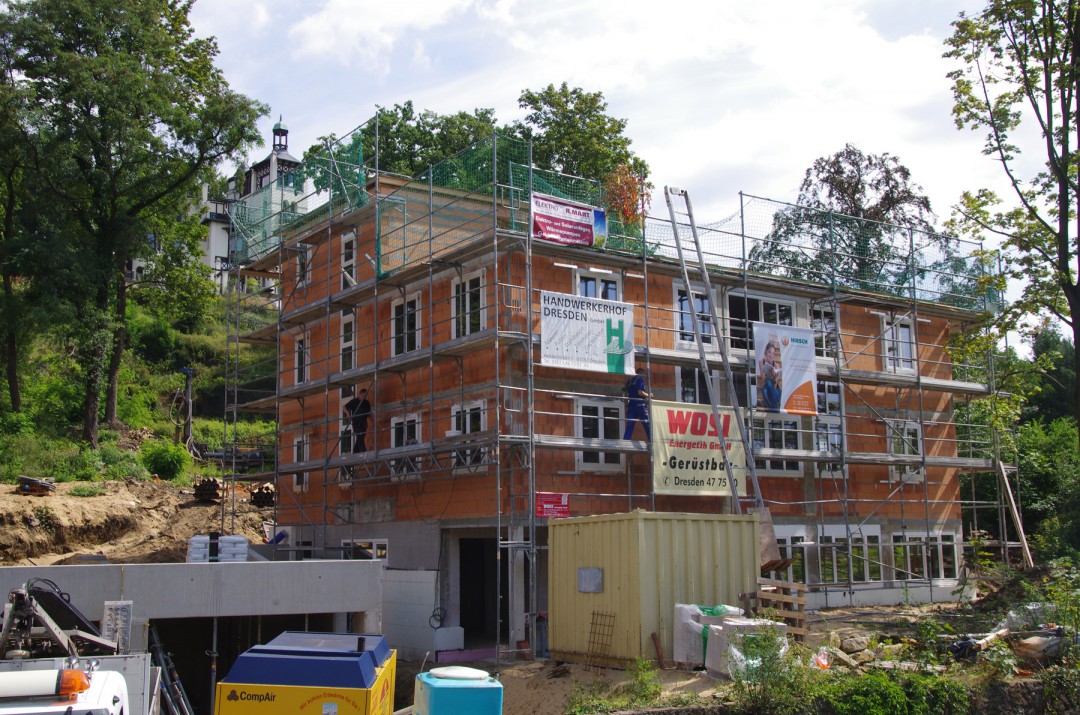 Baustelle am Fuß des „Erckelschen Weinberges“, oben links die „Villa Tiberius“. Foto: Jürgen Frohse