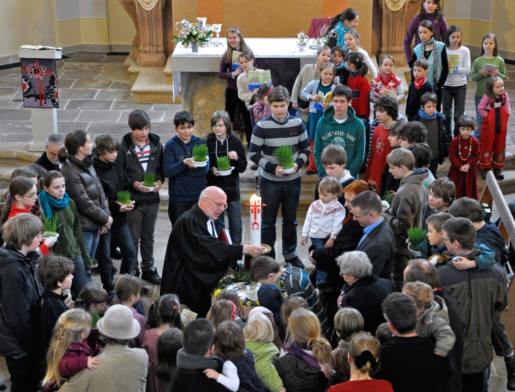 Gottesdienst mit Konfirmanden und Taufe im März 2010. Foto: Johannes Dose