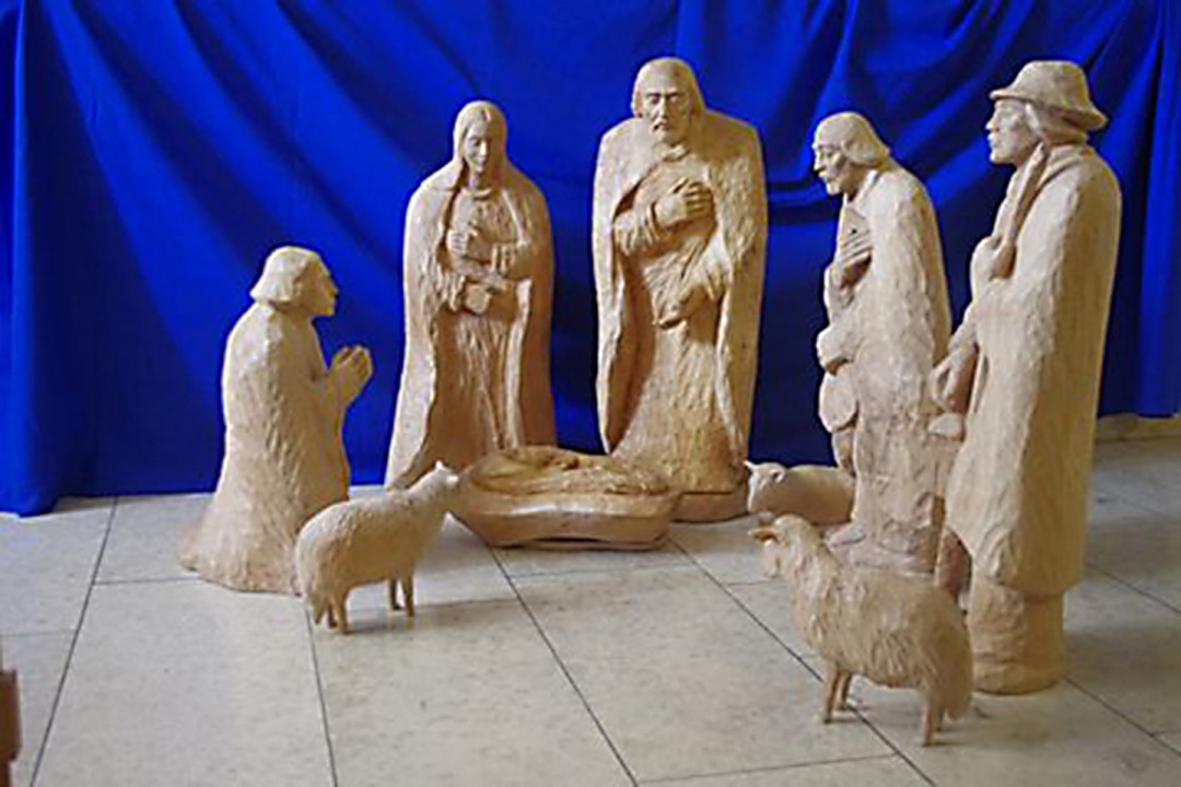 Diese fast lebensgroßen Figuren von der Hand eines bulgarischen Künstlers stehen zu Weihnachten im Saal der Christengemeinschaft an der Wachbergstraße. Foto: Wolfram Pietsch