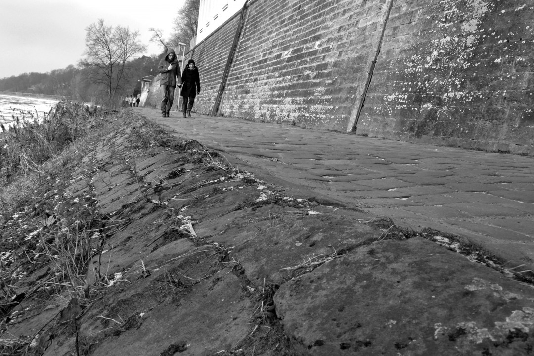 Fußgänger fühlen sich auf dem Weg wohl, Radfahrer nutzen die schmale Kante an der Böscung, wo sich etwas Sand abgelagert. Foto: Holger Friebel