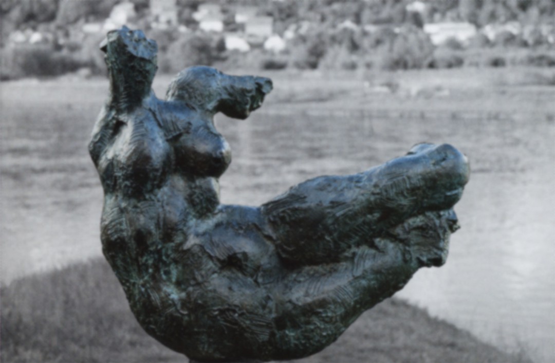 Die Bronzeplastik „Die Elbe” von Wieland Förster, aufgestellt am Elbufer Laubegast, symbolisiert die vielschichtigen Dimensionen des Elbehochwasser-Gedächtnisses. Foto: Martin Kaden (siehe Heft GeoRouten)