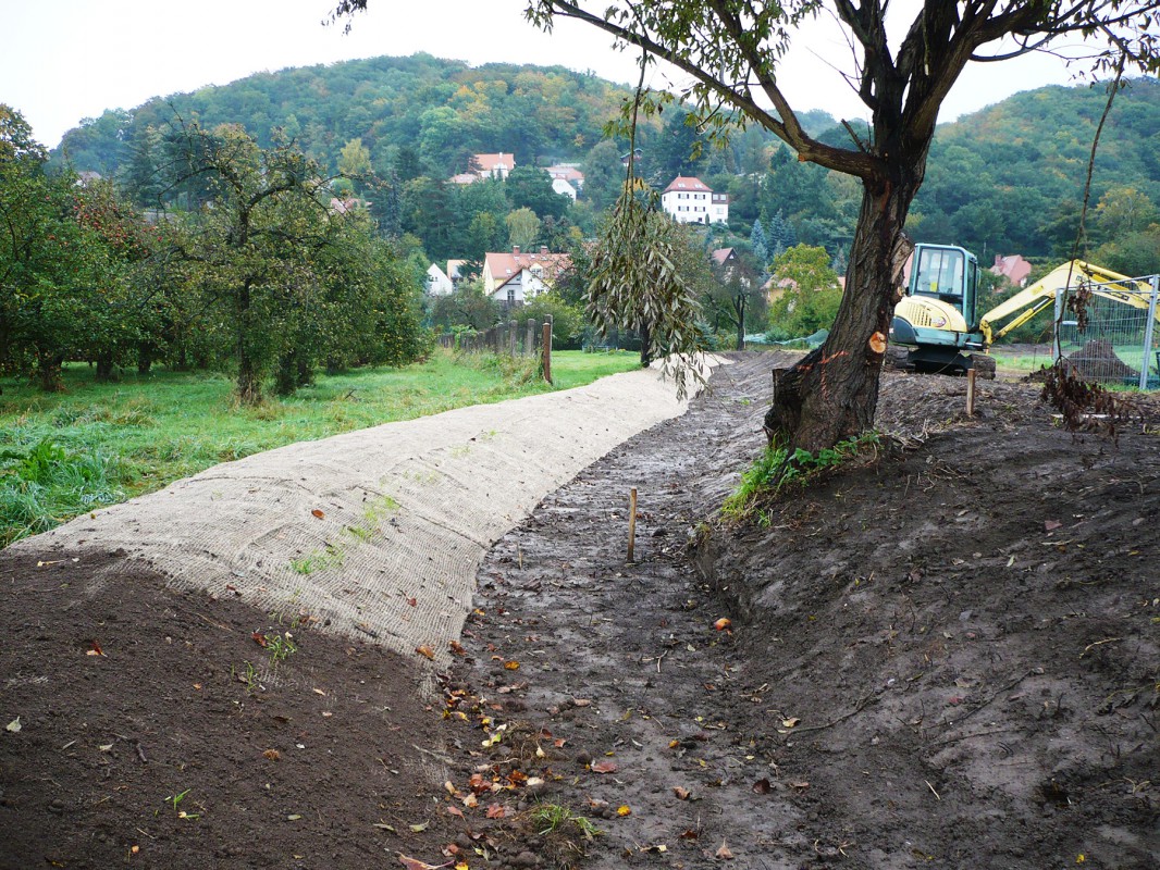 Zwischen Dresdner und Laubegaster Straße wurde 2009 eine „Gerinneertüchtigung“ für die (hier trockenliegende) Kucksche realisiert. Foto: Landeshauptstadt Dresden, Umweltamt
