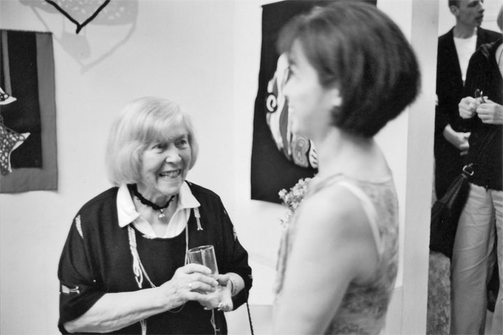 Vernissage zum 85. Geburtstag von Gertraude Seidel (li.) in der Galerie am Damm, 2009 Foto: Peter Eisermann