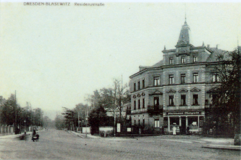Am vormaligen Ortseingang von Blasewitz dominierte bis 1945 das Haus Residenzstraße 26 den (heutigen Königsheim-)Platz. Die Familie von Ende bewohnte zeitweise die erste Etage. Foto: Sammlung Bernd Beyer