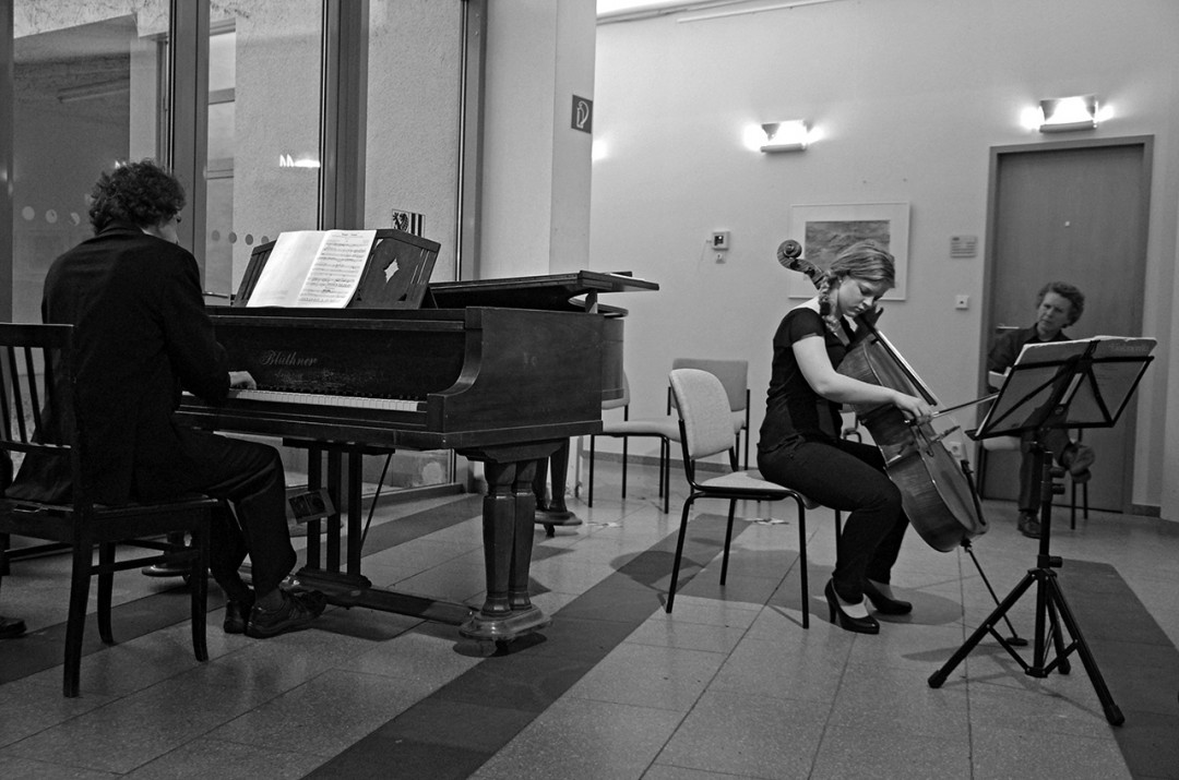 Die junge Cellistin Alma Stolte mit wundervoll singendem Klang. Foto: Jürgen Frohse