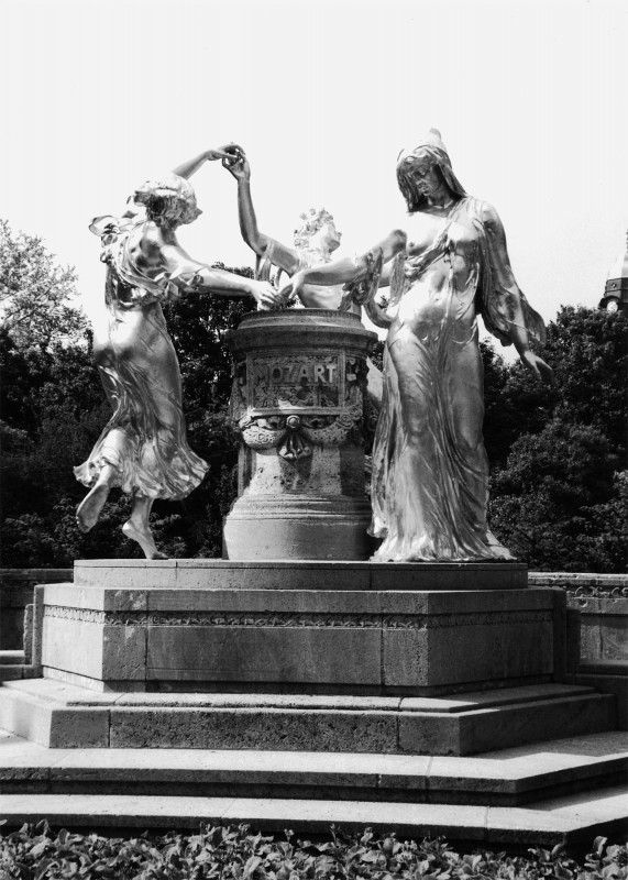 Das 1907 von Hermann Hosäus geschaffene Mozart-Denkmal an der Dresdner Bürgerwiese. Foto: Wolfgang Wahrig