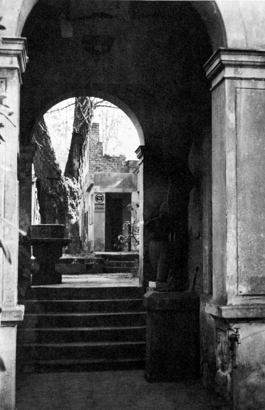 Ateliereingang Pan und Christine Walter an der Calberlastraße, um 1951. Foto: Evelyn Richter