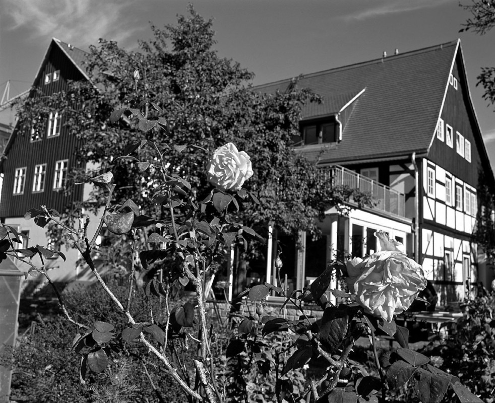 Die Südseite des alten Fährgutes mit dem neuen Wintergarten. Foto: Jürgen Frohse