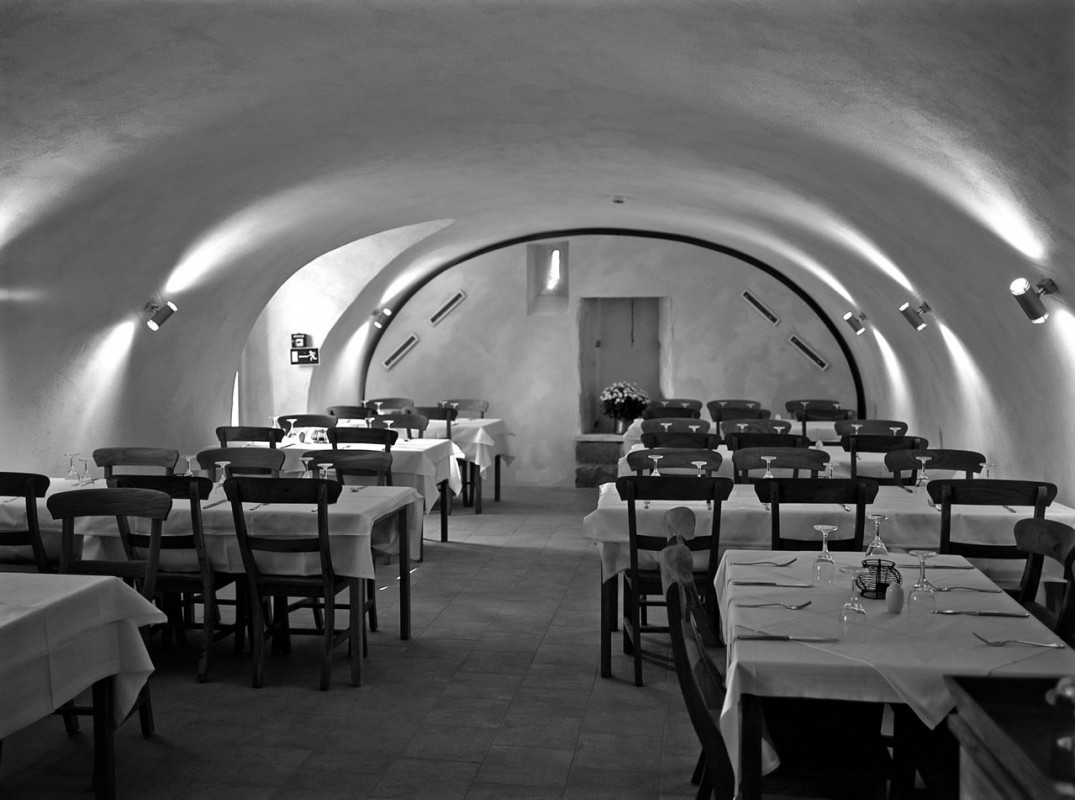 Das Weingewölbe. An der Rückwand der ehemalige Brunnen. Foto: Jürgen Frohse