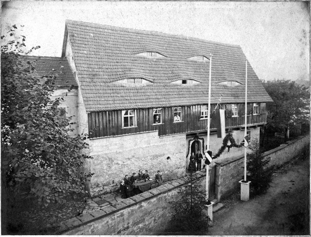 Das Loschwitzer Fährgut im Festschmuck. Sammlung Matz Griebel. Repro: Jürgen Frohse Anlass und Jahr der Aufnahme sind nicht bekannt; auch zum Photographen fehlen Angaben.