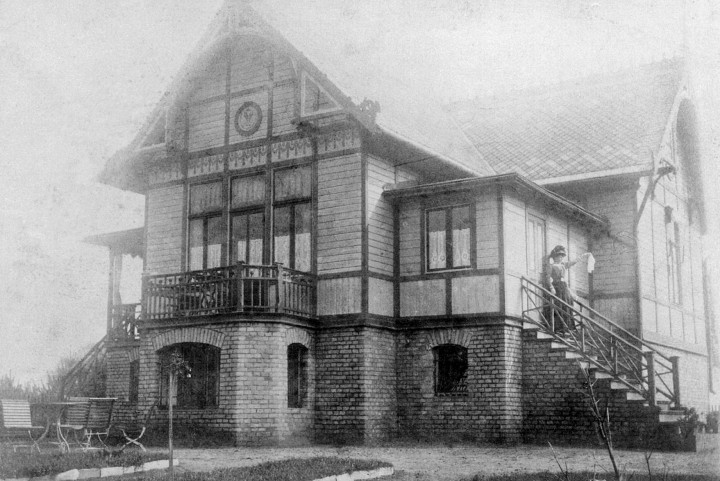 Wieck-Haus in Wentow im Jahr 1913 mit Marie Wontzinski. Foto: Sammlung M. Wursche