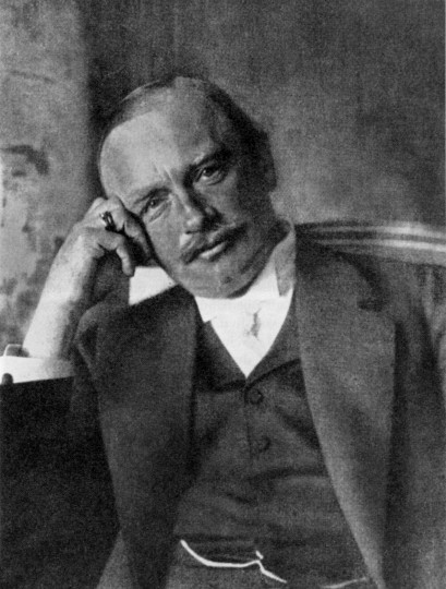 Friedrich August als Pensionär.  „Äußerlich ist der König ein von Kraft und Gesundheit strotzender Mann mit angenehmem, offenem Gesichtsausdruck…  Seine Statur ist mittelgroß, sein Gliederbau von seltenstem Ebenmaß. Eine gewisse Derbheit ist in seinem ganzen Wesen ausgeprägt, vom eleganten Kavalier hat er nichts an sich.” (Prälat Klein) Foto und Zitat aus: Walter Fellmann, Sachsens letzter König Friedrich August III., Koehler & Amelang, 1992); Illustrierte Zeitung Leipzig, 1932 / Sammlung Bernd Beyer
