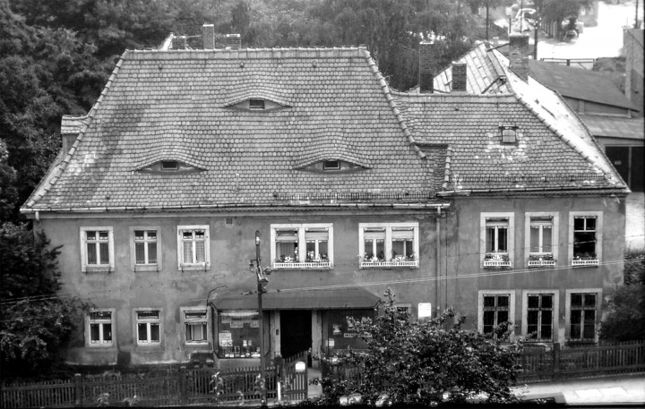 Die „Alte Schule“, Pillnitzer Landstraße 8, 1968. In den Erdgeschossräumen unten rechts befand sich das ehemalige Ortsmuseum. Foto: Eberhard Münzner