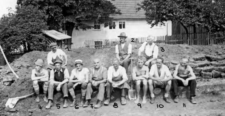 Ehemalige Anwohner der Reitzendorfer Straße bauen in Selbsthilfe am Langenauer Weg, im Hintergrund Haus Quohrener Straße 81. Foto: Archiv Neupert