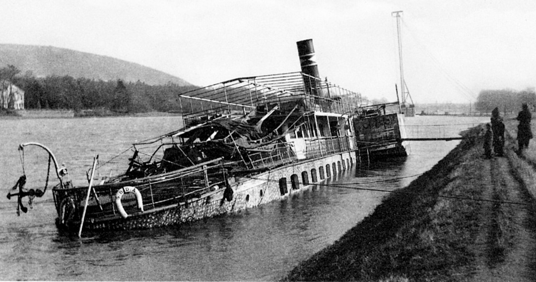 Der als Lazarettschiff eingesetzte Personendampfer „Leipzig“, hier noch an seinem Einsatzort am Kleinzschachwitzer Ufer liegend, sank bei der Bombardierung am 2. März 1945 (Bild aus Elbhang-Kurier 11/2005)