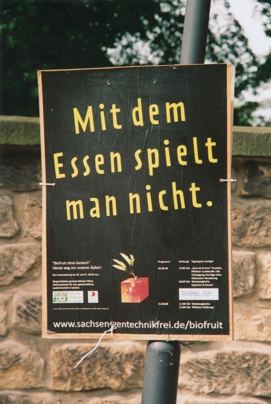 Mit diesem Plakat und einem stilisierten „Gen-Apfel-Würfel” baten die „Gentechnik-Gegner” in Pillnitz um Aufmerksamkeit. Foto: Dieter Fischer