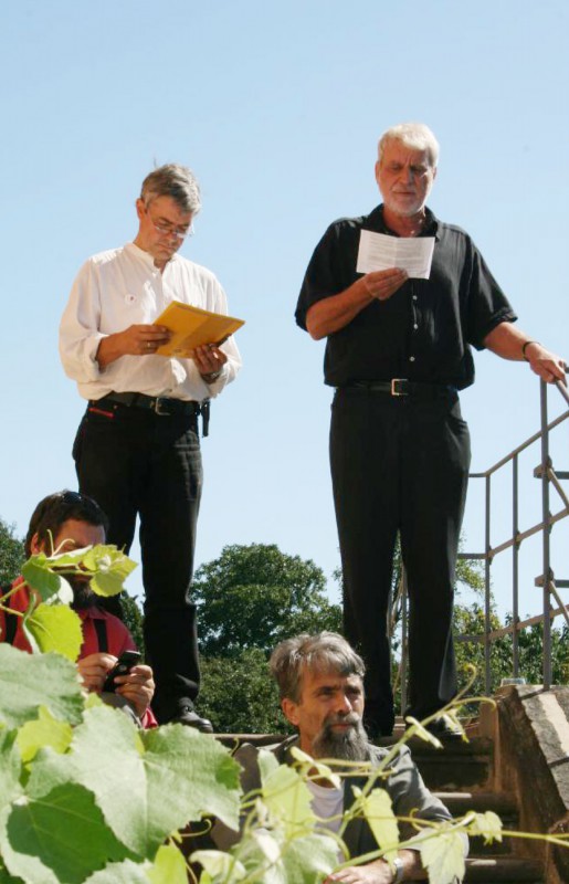 Peter Teichmann (li.) und Christian Decker verlesen auf den Stufen der Weinbergkirche die Pillnitzer Erklärung. Foto: Helene Blumenschein