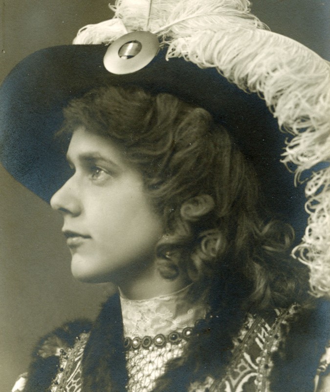 Der Knoop-Enkelin Gwendolen Steuer (geb Knoop, 1889 – 1975) wird eine Schauspielerinnenkarriere in Dresden und Leipzig nachgesagt. Sie sprach fließend Englisch und starb (nach ihrer Rückkehr aus Leipzig) in ihrem Alterswohnsitz Schillerstraße 31. Foto: Sammlung Ute Häse