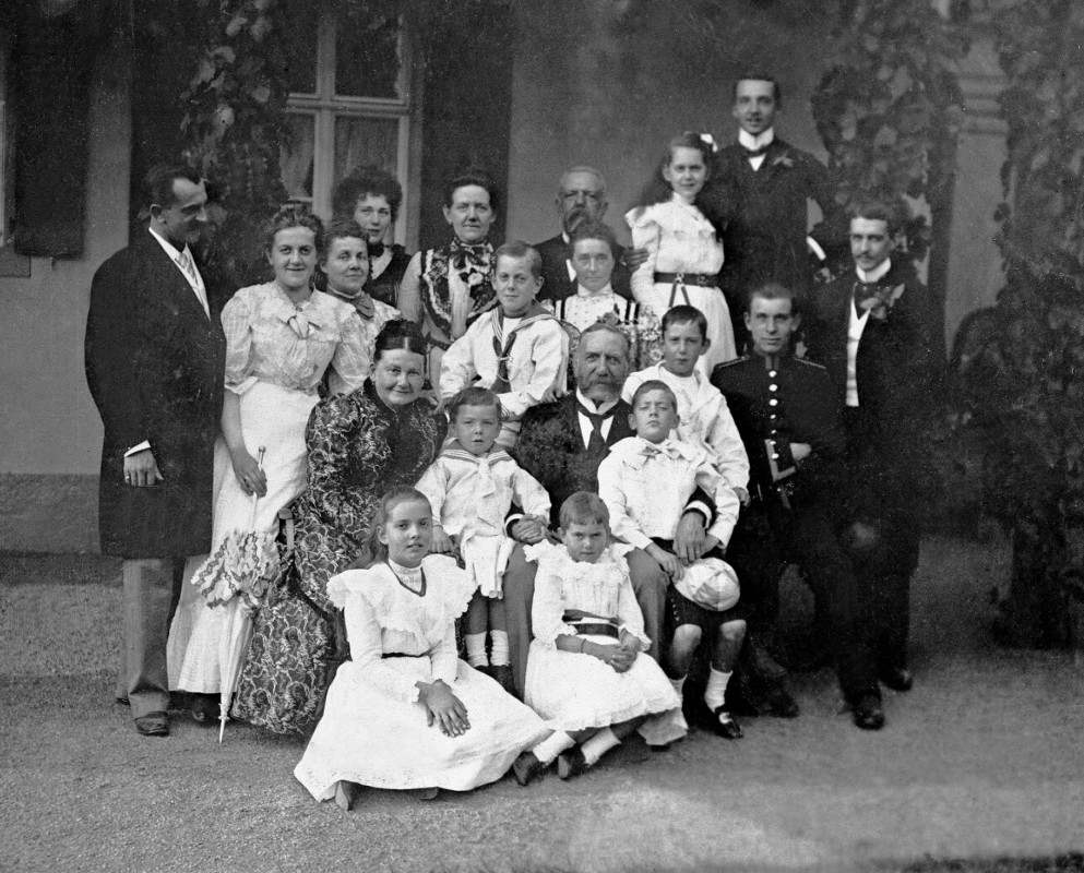 Knoops inmitten ihrer neun Enkelkinder und weiterer Familienmitglieder. Foto: Sammlung Ute Häse