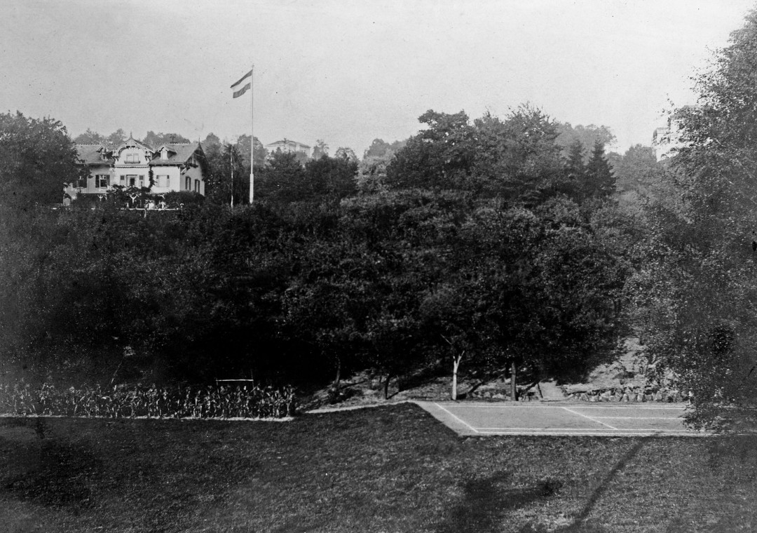 Hans „Bimini“ an der heutigen Dostojewskistraße, unten rechts der damalige Tennisplatz nahe der Schevenstraße. Foto: Archiv Ute Häse