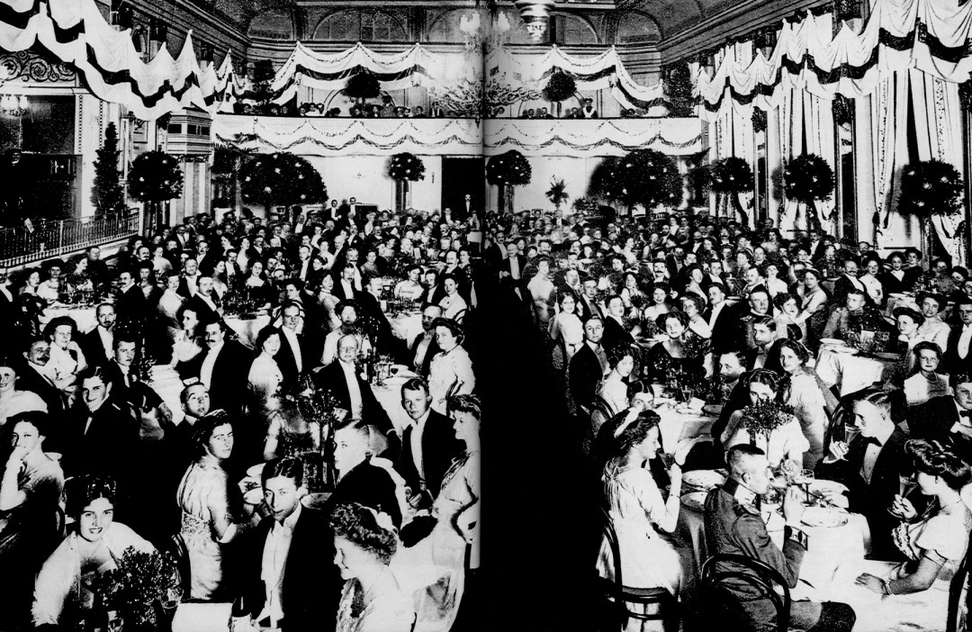 Der 1859 erbaute Festsaal des „Linckeschen Bades“ war gerade groß genug, um die Gäste der Goldenen-Hochzeits-Feier von Madeleine und Wilhelm Knoop am 27. September 1910 aufzunehmen. Im gleichen Jahr wurde Konsul Knoop Vorsitzender des Aufsichtsrates der Dresdner Bank (die opulente Feier wurde somit standesgemäß ausgerichtet, bei näherem Hinsehen scheint das Durchschnittsalter der Festgäste relativ niedrig gewesen zu sein). Foto: Archiv Sächsische Landes- und Universitätsbibliothek