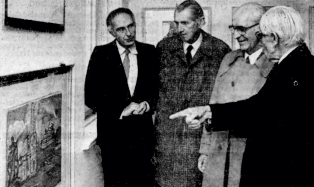 Vor einer Farblithografie der Hofkirche von Otto Dix – im Kunstkabinett Kempten (v.l.n.r.): Dr. Erich Farkas, Grafiker Heinz Schubert, Sammler Dr. med. Siegfried Schulze (ehemals Dresden), Laudator Alfred Hoentzsch; 1981. Foto: Erika Bachmann/Allgäuer Zeitung
