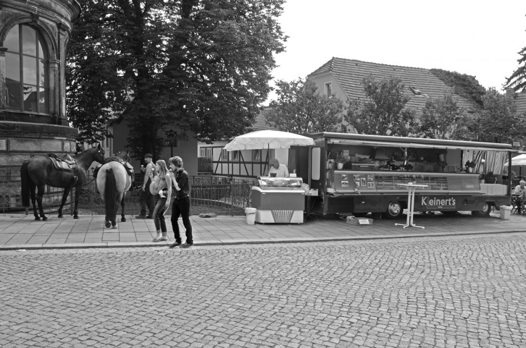 Für die „untergegangenen“ „Kleinert’s Spezialitäten“ an der Friedrich-Wieck-Straße ging das Geschäft mit einem Wagen auf dem Loschwitzer Dorfplatz weiter – manchmal auch ein Rastplatz für Pferde. Foto: Jürgen Frohse