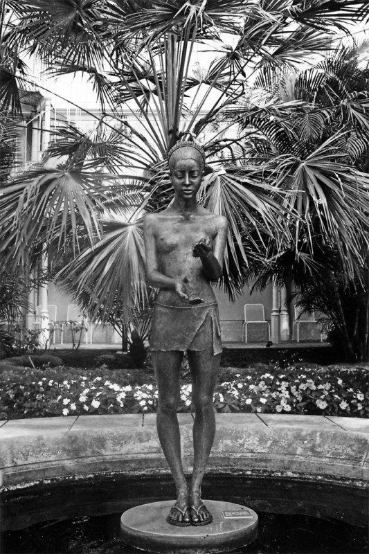Skulptur „Stilles Wasser“, 2011, Bronze von Malgorzata Chodakowska im Palmenhaus. Foto: Dieter Fischer