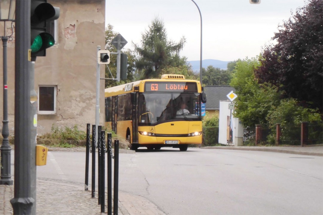 Na endlich, der Bus schießt um die Ecke… Foto: Stefan Claus