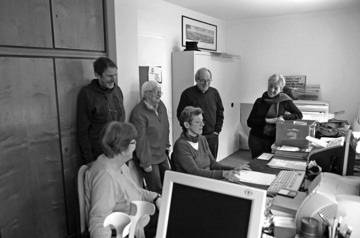 Brigitte Morgenstern erklärt im Archiv des Ortsvereins die Datenbank. Foto: Jürgen Frohse