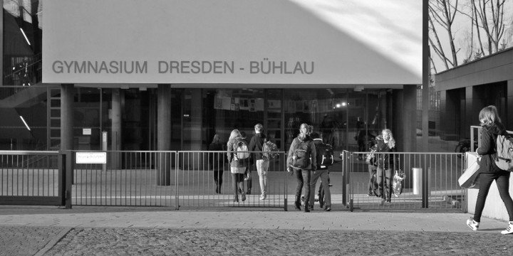 Das Bühlauer Gymnasium – noch hat es keinen einprägsamen Namen – zieht auch viele junge Familien nach Bühlau. Foto: Katharina Genz