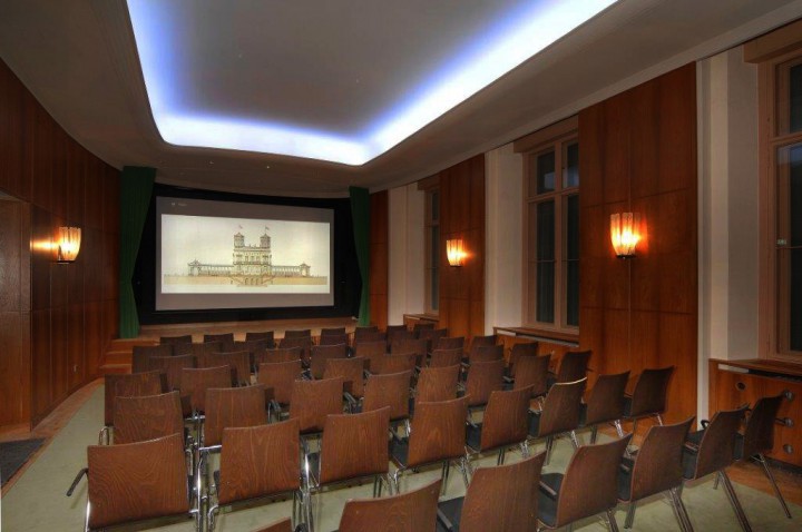 Am 3. März wurde im Clubkino des Lingnerschlosses der erste Film gezeigt. Ehrenamtlich geleitet wird es von der freien Mitarbeiterin des mdr, Monika Weber, die seit 1980 mit ihrem Mann, dem Schauspieler Hanns-Jörn-Weber, auf der Malerstraße wohnt. Foto: Rolf Grosser