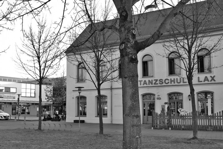 Die Tanzschule Lax im ehemaligen Kurhaus am Ullersdorfer Platz, in unmittelbarer Nähe zu vielen Bühlauer Geschäften. Foto: Katharina Genz