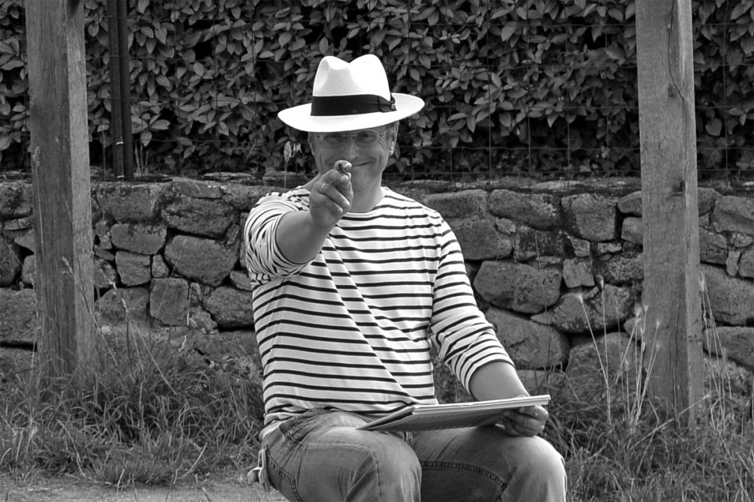 Holger Friebel beim Zeichnen in der Bretagne. Foto: B. Friebel