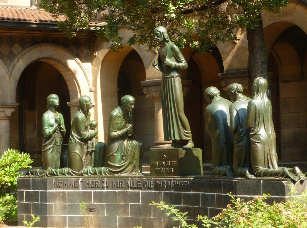 Striesen: „Ehrenhof“ an der Versöhnungskirche