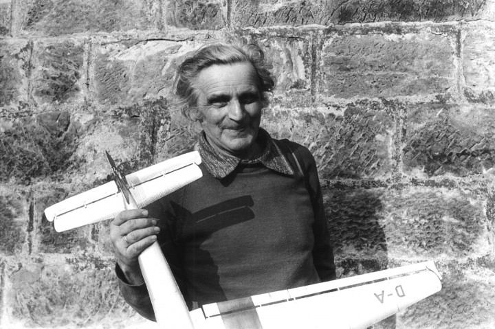 Alexander Alfs mit Modellflugzeug Foto: U.H.
