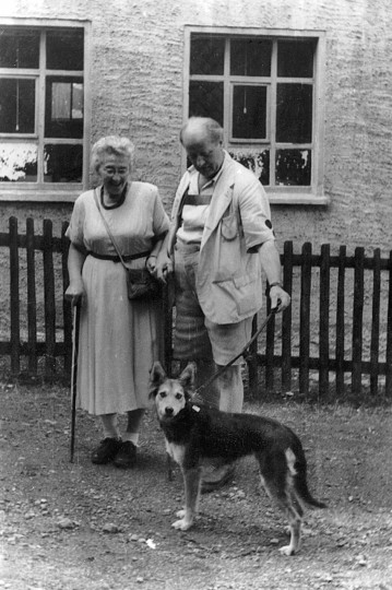 Reinhold und Elsbeth Wildenhayn mit Blindenhund Wolf, um 1959. Foto: Archiv Griesbach