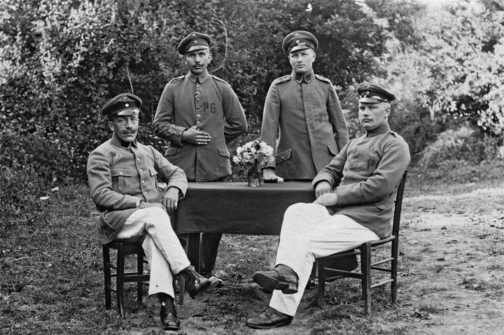 Eine Idylle(?): Im Lager Crissé bei Le Mans im Juni 1918, zwei Monate vor Kriegsende (Reinhold Wildenhayn o.r.). Foto: Archiv Griesbach