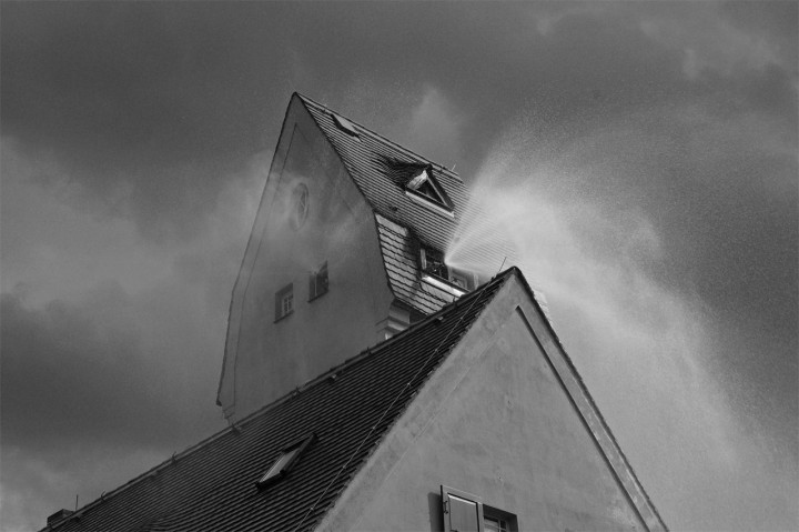 Die Freiwillige Feuerwehr Bühlau hüllte das Haus in Nebel. Foto: Jürgen Frohse
