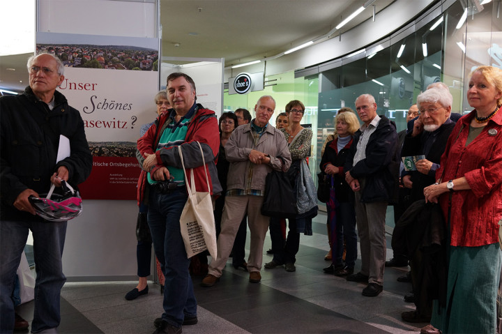 Ausstellungseröffnung „Unser Schönes Blasewitz?“, u.a. mit Kurt-Dieter Prskawetz (links, Blasewitz-Kenner) und Bernd Beyer (Mitte, Blasewitz-Chronist und -sammler). Foto: Martje Kukula