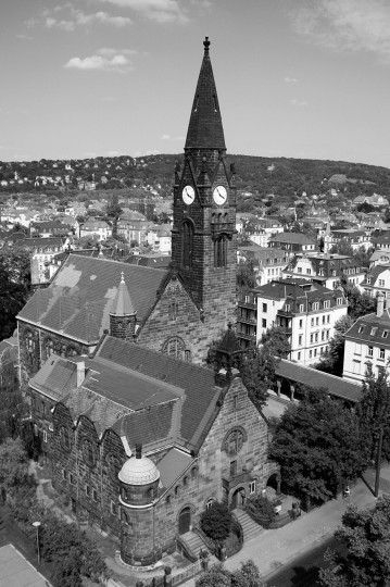 Die dem Jugendstil verpflichtete Striesener Versöhnungskirche (Weihe 1909) – vom Ernemannturm mit Blick auf den Elbhang fotografiert. Foto: Stefan Behr