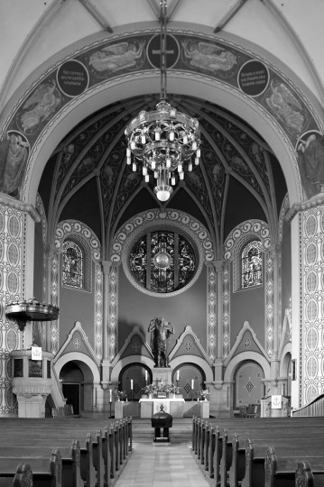 Die Versöhnungskirche vom Eingangsportal aus betrachtet – auch ausstellende Künstler wurden und werden inspiriert. Foto: Stefan Behr