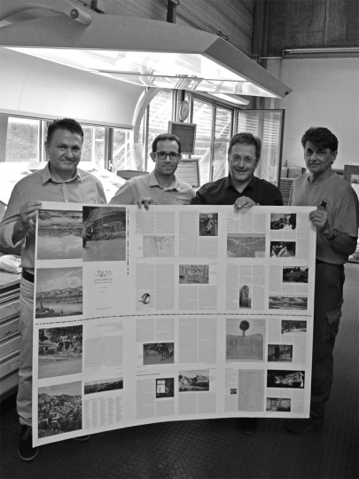 Georg Schneider (Verkauf), Tobias Mühlbauer (Kundenbetreuer), Holger Friebel und Drucker Heinz Wagner mit dem ersten Druckbogen des Buches in der Druckerei in Passau. Foto: Passavia