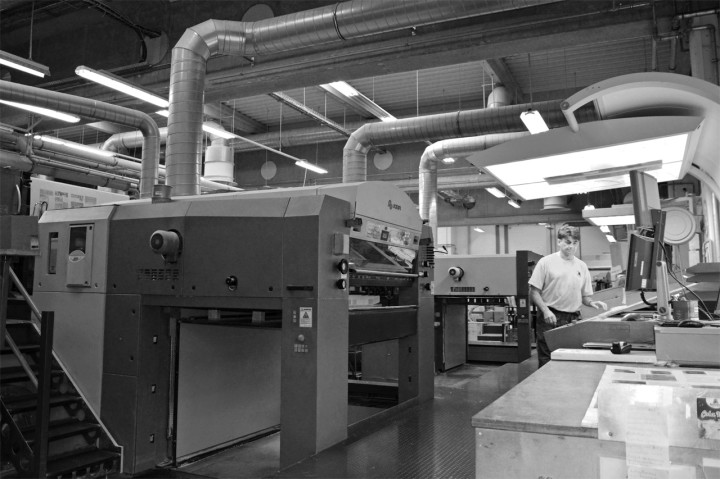 Medientechnologe Heinz Wagner beginnt in Passau mit dem Druck des Loschwitz-Buches. Foto: Holger Friebel